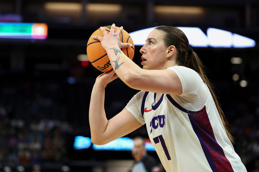 TCU forward Marta Suárez prepares to shoot from the corner during the first half against Virginia in the Sweet 16 of the NCAA college basketball tournament Saturday, March 28, 2026, in Sacramento, Calif. (AP Photo/Sara Nevis)