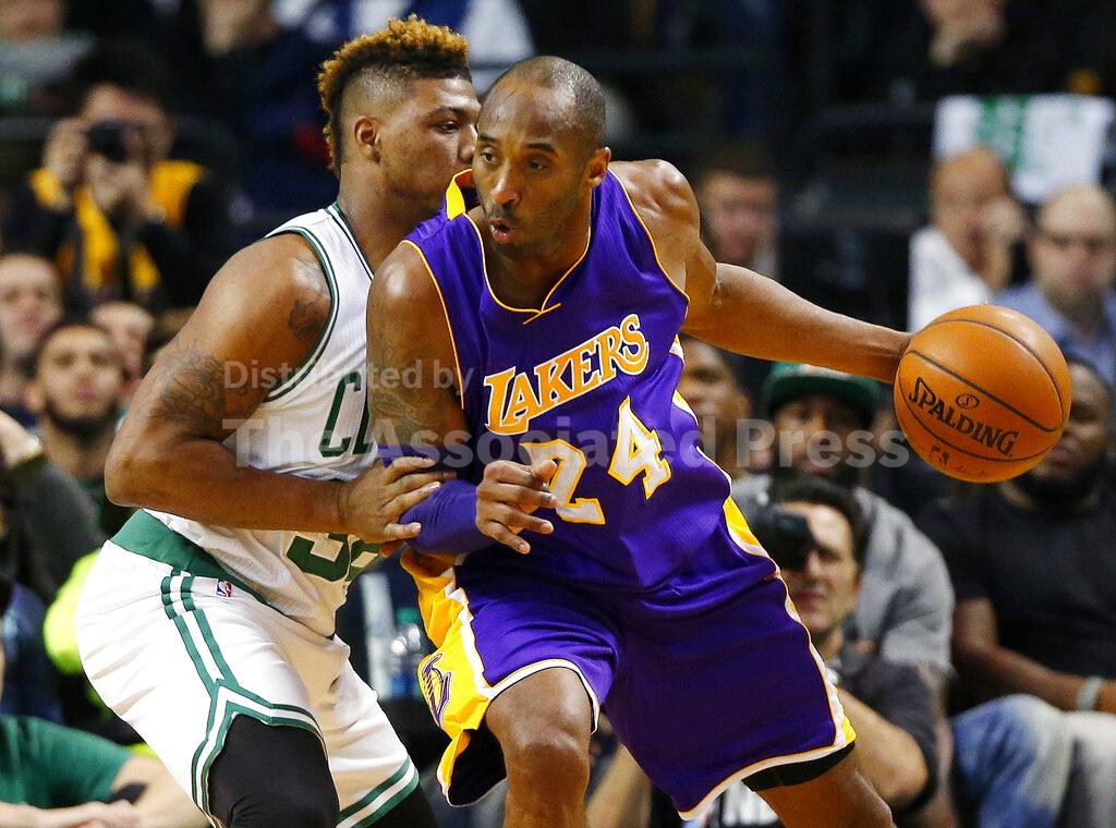 Marcus Smart e Kobe Bryant durante la gara tra Celtics e Lakers del 30 Dicembre 2015 al TD Garden di Boston. (Credit: Winslow Townson, AP Photo)