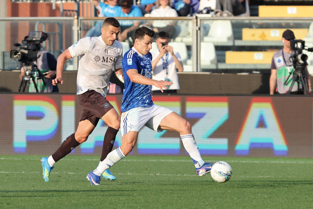 Napoli's Alessandro Buongiorno, left, and Como's Anastasios Douvikas battle for the ball during the Italian Serie A soccer match between Como and Napoli in Como, Italy, Saturday, May 2, 2026. (Antonio Saiai/LaPresse via AP)