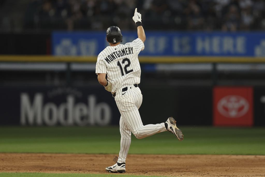 Chicago White Sox's Colson Montgomery points after hitting a home run during the fifth inning of a baseball game against the Detroit Tigers, Monday, Aug. 11, 2025, in Chicago. (AP Photo/Melissa Tamez)