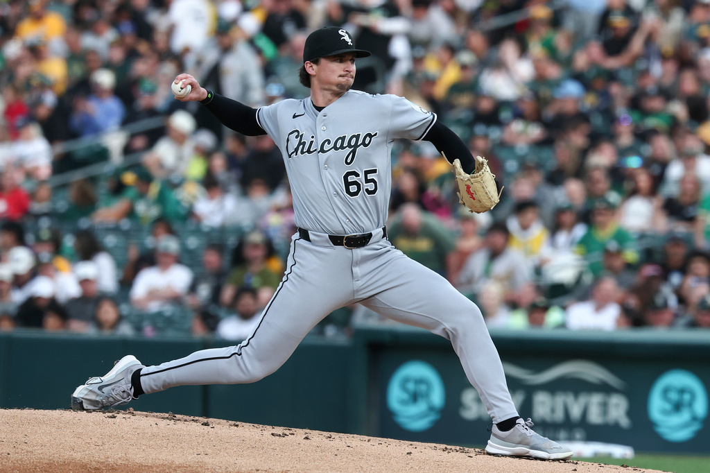 Chicago White Sox pitcher Davis Martin throws to the Athletics during the first inning of a baseball game Friday, April 17, 2026, in West Sacramento, Calif. (AP Photo/Sara Nevis)
