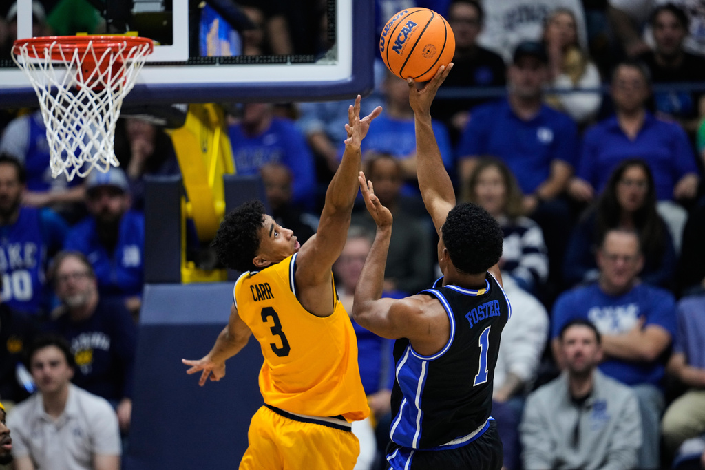 Duke guard Caleb Foster (1) shoots over California guard Semetri Carr (3) during the first half of an NCAA college basketball game, Wednesday, Jan. 14, 2026, in Berkeley, Calif. (AP Photo/Godofredo A. Vásquez)