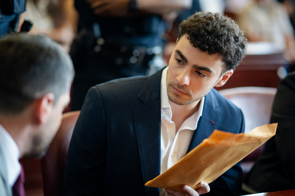 Luigi Mangione appears for a pre-trial hearing at Manhattan Criminal Court in New York, Wednesday, June 17, 2026. (AP Photo/Angelina Katsanis, Pool)