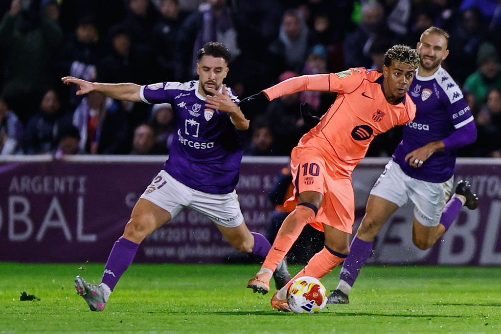Barcelona's Lamine Yamal, center, vies for the ball with Guadalajara's Manu Ramirez during the Copa del Rey soccer match between Guadalajara and Barcelona in Guadalajara, Spain, Tuesday, Dec. 16, 2025. (AP Photo/Rudy Garcia)