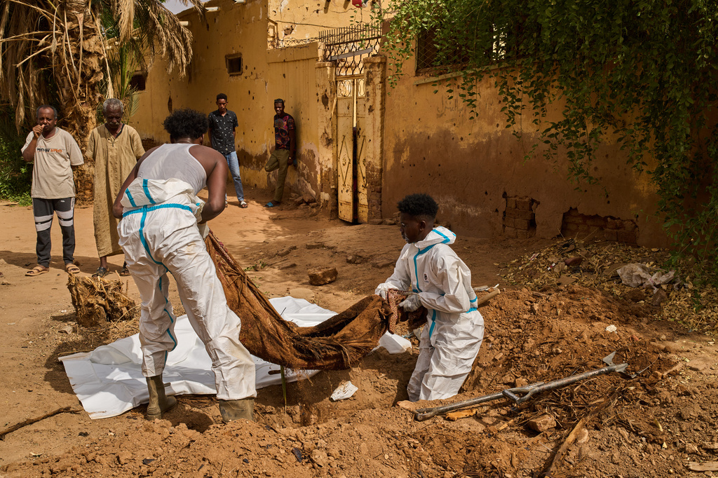Forensic Medicine Corporation staffers exhume the body of Mohammed Alsawi, 73, who was killed in 2023 by the paramilitary group Rapid Support Forces, or RSF, in Omdurman, on the outskirts of Khartoum, Sudan, Monday, April 20, 2026. (AP Photo/Bernat Armangue)