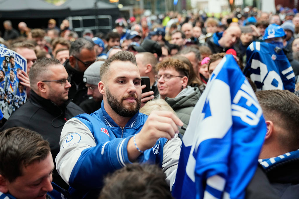 Former Indianapolis Colts player Björn Werner meets fans at Das Center in Potsdamer Platz in Berlin Germany, Saturday, Nov. 8, 2025, ahead of Sunday's NFL football game against the Atlanta Falcons. (AP Photo/Ebrahim Noroozi)