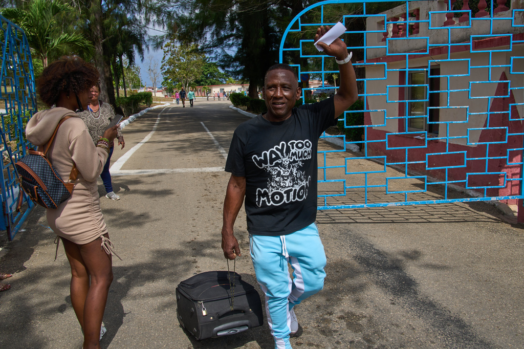 A pardoned prisoner walks out of La Lima penitentiary after his release in Guanabacoa, Havana, Cuba, Friday, April 3, 2026. (AP Photo/Ramon Espinosa)