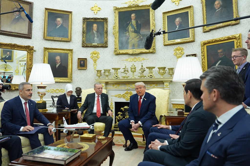 President Donald Trump, center right, speaks during a meeting with Turkish President Recep Tayyip Erdogan, center left, in the Oval Office of the White House, Thursday, Sept. 25, 2025, in Washington. (AP Photo/Evan Vucci)