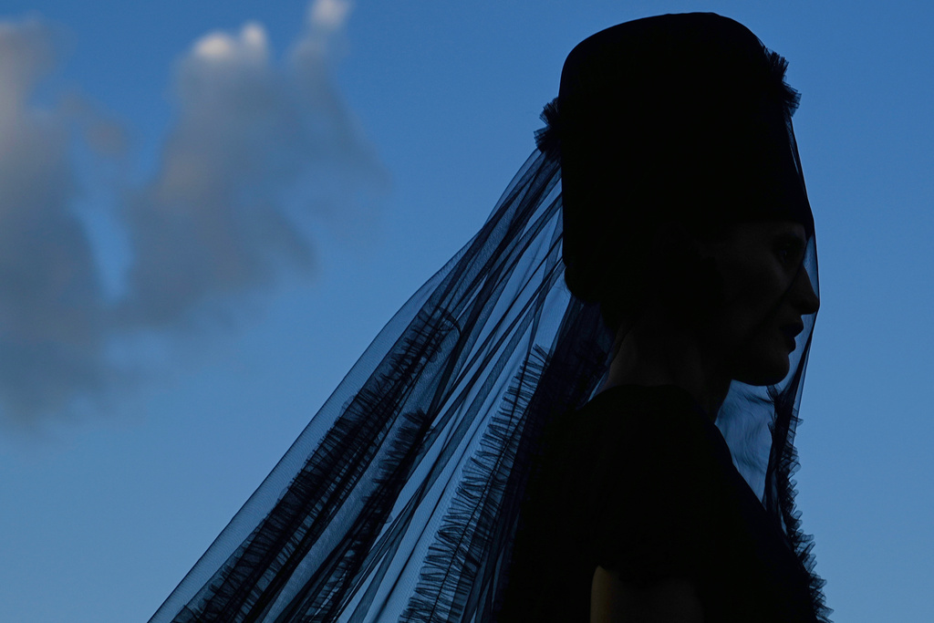 A model wears a creation by Russian designer Alexander Arutyunov on a runway at Moscow Fashion Week on the Floating Bridge at Zaryadye park in Moscow, Russia, Thursday, Aug. 28, 2025. (AP Photo/Pavel Bednyakov)