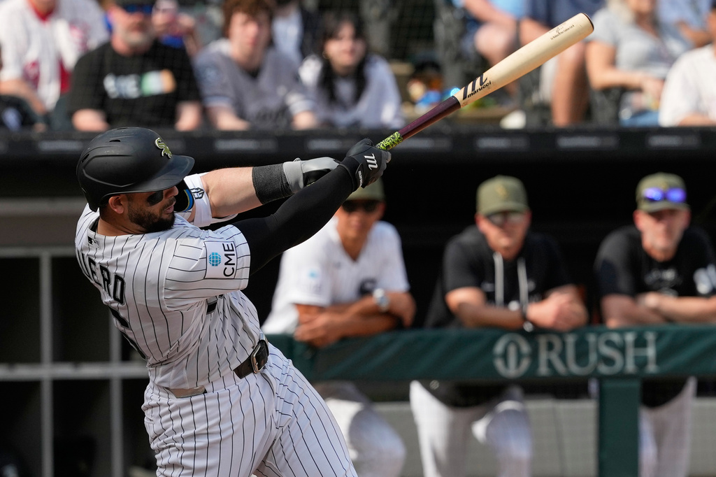 Chicago White Sox's Edgar Quero hits the winning two-run home run during the 10th inning of a baseball game against the Chicago Cubs in Chicago, Sunday, May 17, 2026. (AP Photo/Nam Y. Huh)