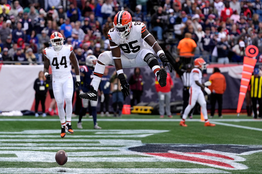 Cleveland Browns tight end David Njoku (85) celebrates after catching a touchdown pass against the New England Patriots in the second half of an NFL football game on Sunday, Oct. 26, 2025, in Foxborough, Mass. (AP Photo/Charles Krupa) Cleveland Browns tight end David Njoku (85) celebrates after catching a touchdown pass against the New England Patriots in the second half of an NFL football game on Sunday, Oct. 26, 2025, in Foxborough, Mass. (AP Photo/Charles Krupa)
