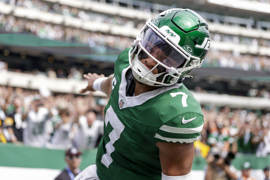 New York Jets quarterback Justin Fields reacts after scoring a touchdown against the Pittsburgh Steelers during the second half of an NFL football game Sunday, Sept. 7, 2025, in East Rutherford, N.J. (AP Photo/Adam Hunger)