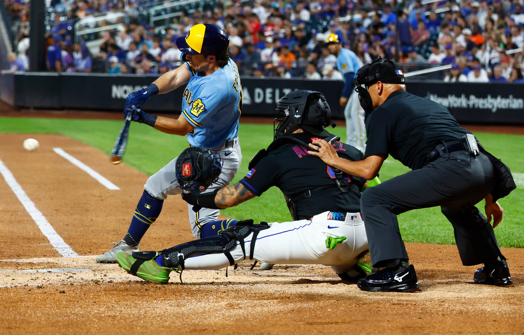 Milwaukee Brewers' Sal Frelick hits a RBI single during the second inning of a baseball game against the New York Mets, Wednesday, Aug. 26, 2026, in New York. (AP Photo/Noah K. Murray)
