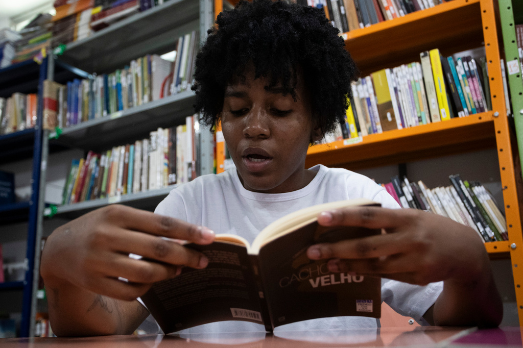Joseane Silva de Oliveira, who is incarcerated, reads a book in the library of the Djanira Dolores de Oliveira women's prison in Rio de Janeiro, Wednesday, March 25, 2026. (AP Photo/Bruna Prado)