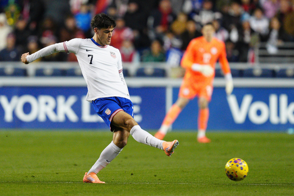 United States' Gio Reyna plays the ball during the first half of an international friendly soccer match against Paraguay, Saturday, Nov. 15, 2025, in Chester, Pa. (AP Photo/Derik Hamilton)