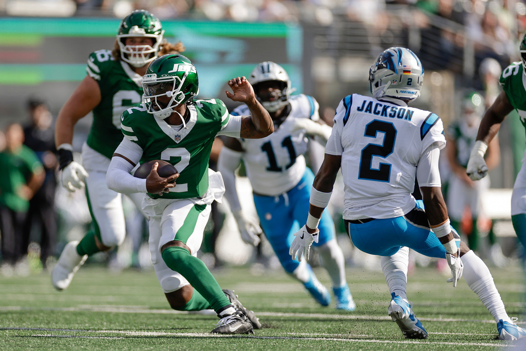 New York Jets quarterback Tyrod Taylor (2) carries the ball against the Carolina Panthers during the second quarter of an NFL football game, Sunday, Oct. 19, 2025, in East Rutherford, N.J. (AP Photo/Adam Hunger)