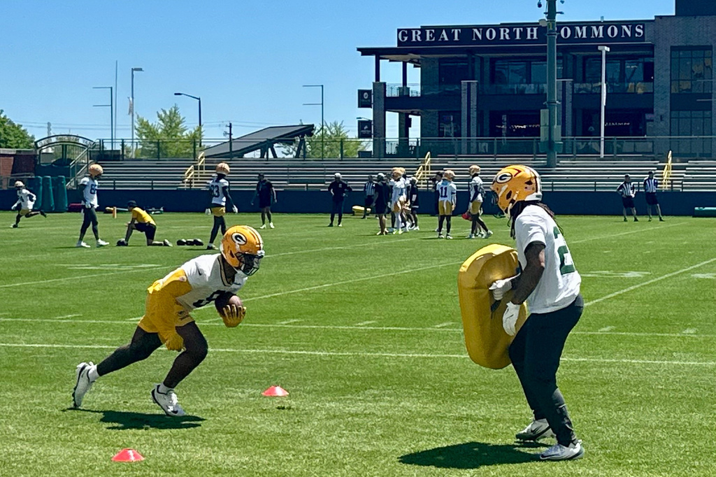 Green Bay Packers running back Josh Jacobs (8), left, participates in the team's NFL football practice, Tuesday, June 2, 2026, in Green Bay, Wis. (AP Photo/Steve Megargee)