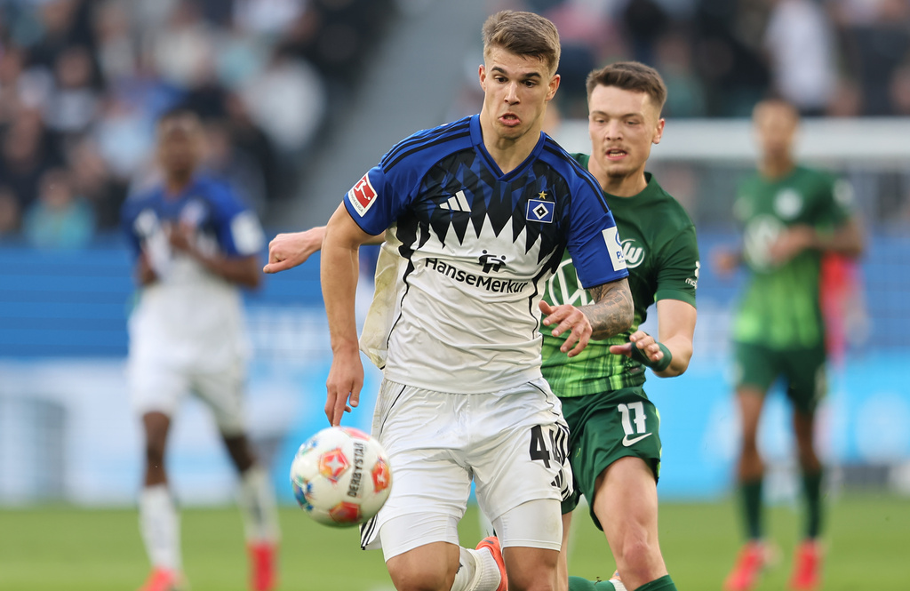 Wolfsburg's Dzenan Pejcinovic, right, and Hamburger's Luka Vuskovic battle for the ball during their German Bundesliga soccer match in Wolfsburg, Germany, Saturday, March 7, 2026. (Andreas Gora/dpa via AP)