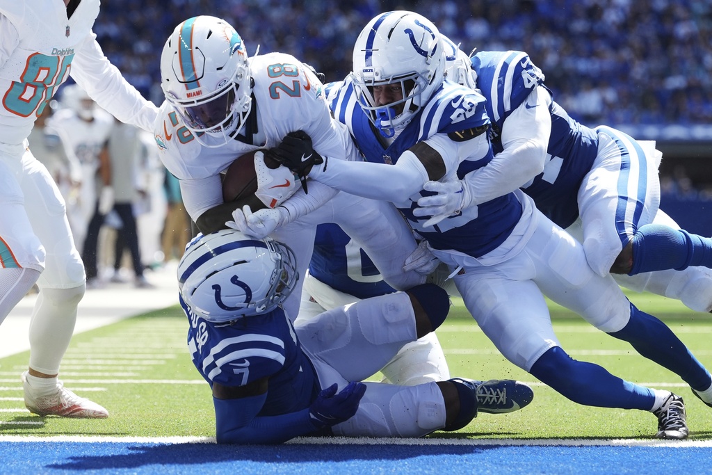 Miami Dolphins running back De'Von Achane (28) scores a touchdown during the second half of an NFL football game against the Indianapolis Colts on Sunday, Sept. 7, 2025, in Indianapolis. (AP Photo/AJ Mast)