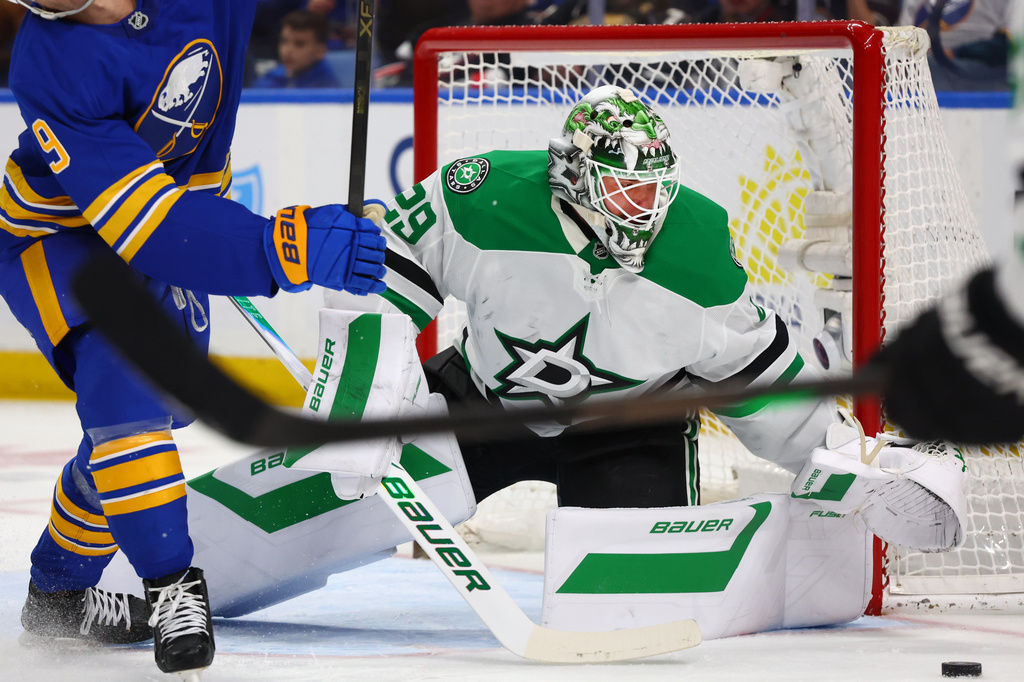 Dallas Stars goaltender Jake Oettinger (29) watches the puck during the first period of an NHL hockey game against the Buffalo Sabres Wednesday, April 15, 2026, in Buffalo, N.Y. (AP Photo/Jeffrey T. Barnes)
