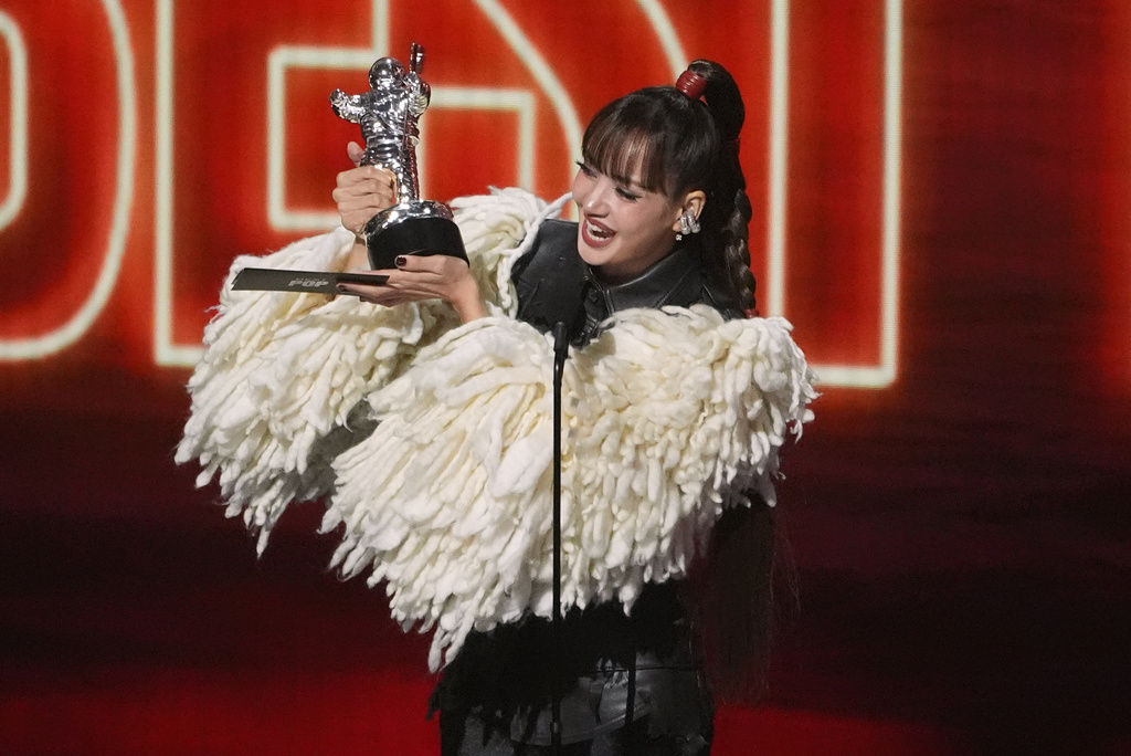Lisa accepts the award for best pop for "Dream feat. Kentaro Sakaguchi" during the MTV Video Music Awards on Sunday, Sept. 27, 2026, at the Peacock Theater in Los Angeles. (AP Photo/Chris Pizzello) CORRECTION: Corrects name to Kentaro, instead of Kentara