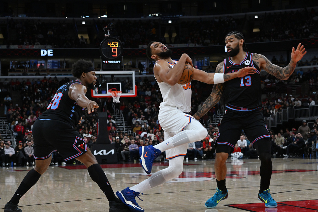 New York Knicks' Karl-Anthony Towns, center, drives against Chicago Bulls' Nick Richards (13) and Guerschon Yabusele (28) during the first half of an NBA basketball game Sunday, Feb. 22, 2026, in Chicago. (AP Photo/Paul Beaty)