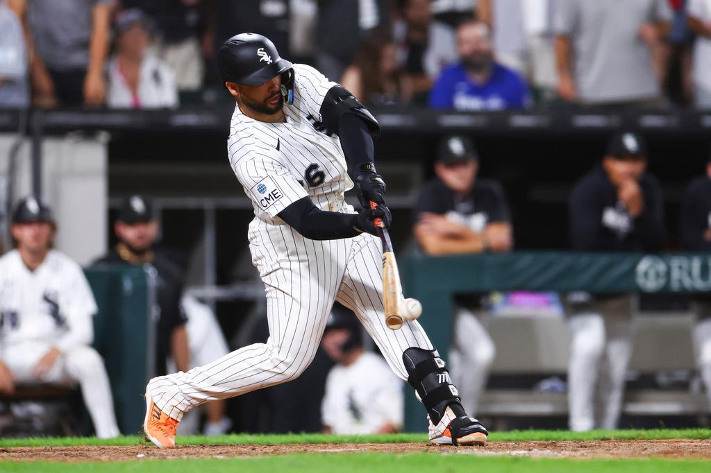 Chicago White Sox's Edgar Quero hits a walk off RBI single during the 12th inning of a baseball game against the New York Yankees in Chicago, Wednesday, July 29, 2026. (AP Photo/Jessie Alcheh)