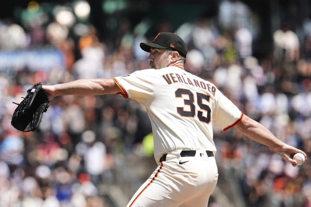 San Francisco Giants' Justin Verlander pitches to a Washington Nationals batter during the first inning of a baseball game, Sunday, Aug. 10, 2025, in San Francisco. (AP Photo/Godofredo A. Vásquez)