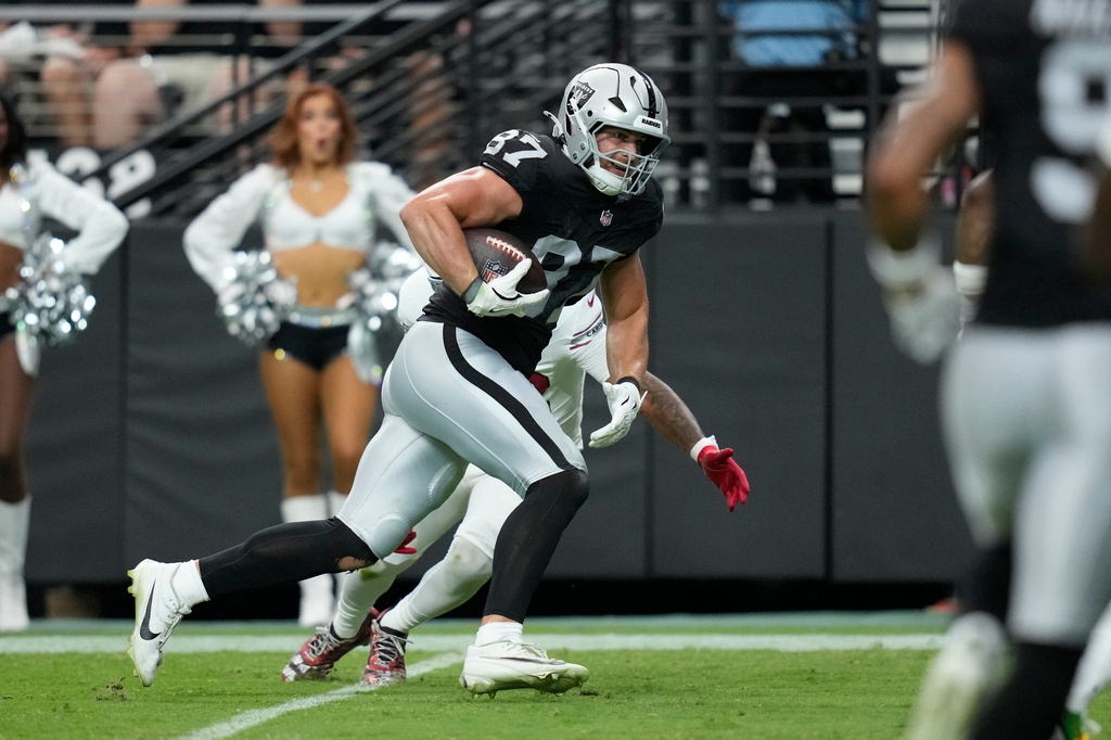 Las Vegas Raiders tight end Michael Mayer breaks away from the Arizona Cardinals defense to score a touchdown during the first half of a preseason NFL football game, Thursday, Aug. 13, 2026, in Las Vegas. (AP Photo/John Locher)