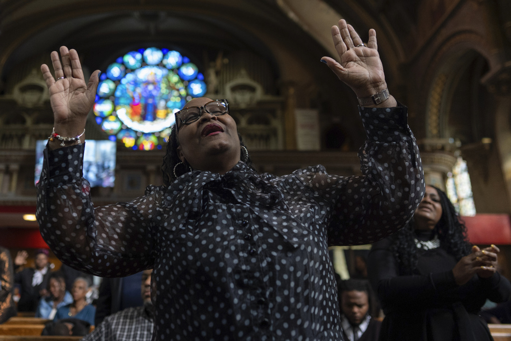 Evette Ervin worships during a service at New Mount Pilgrim Missionary Baptist Church, Sunday, Sept. 7, 2025, in Chicago. (AP Photo/Carolyn Kaster)