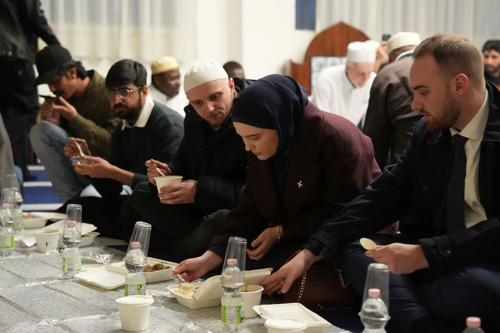 Muslim worshippers break their fast at the Al-Wahid mosque during Ramadan in Milan, Italy, Friday, Feb. 20, 2026, as the city hosts the Winter Olympics. (AP Photo/María Teresa Hernández)