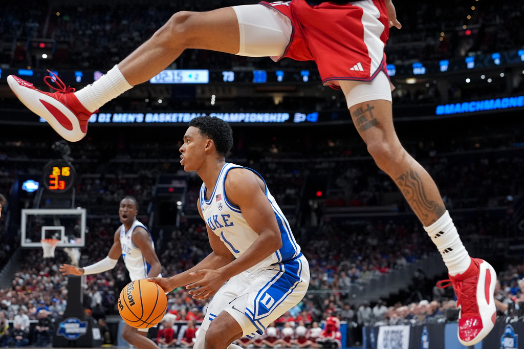 Duke guard Caleb Foster (1) looks to pass against St. John's during the second half in the Sweet 16 of the NCAA college basketball tournament, Friday, March 27, 2026, in Washington. (AP Photo/Stephanie Scarbrough)