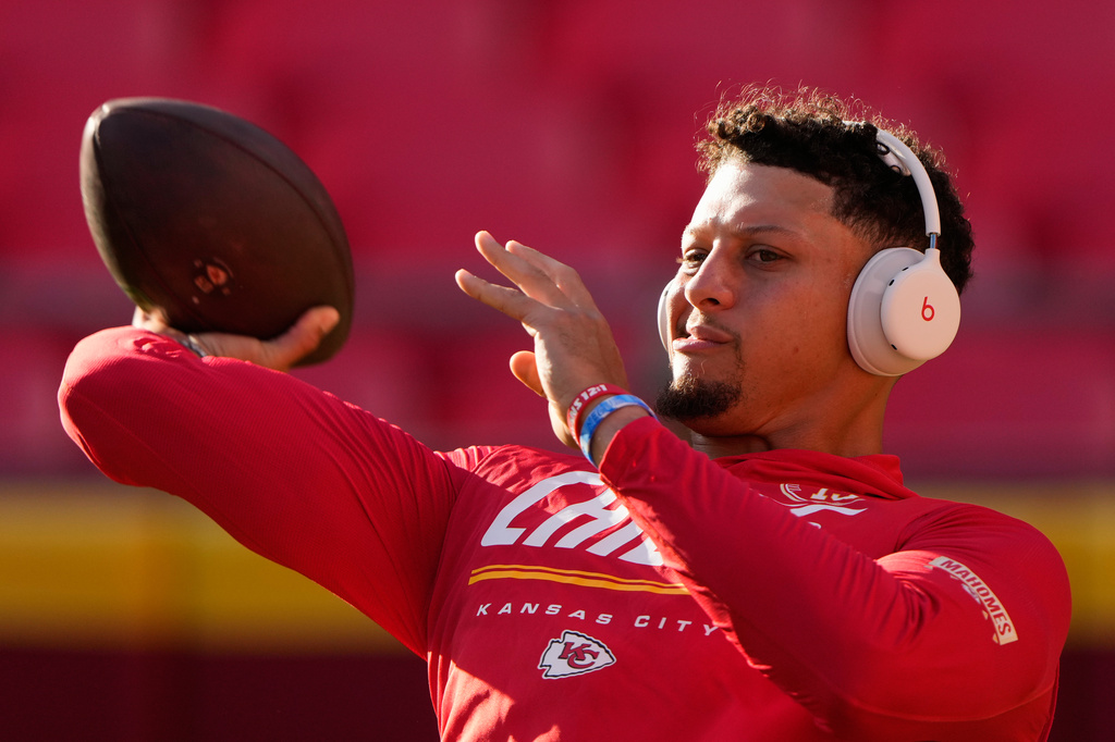 Kansas City Chiefs quarterback Patrick Mahomes works out prior to an NFL football game against the Denver Broncos, Monday, Sept. 14, 2026, in Kansas City, Mo. (AP Photo/Charlie Riedel)