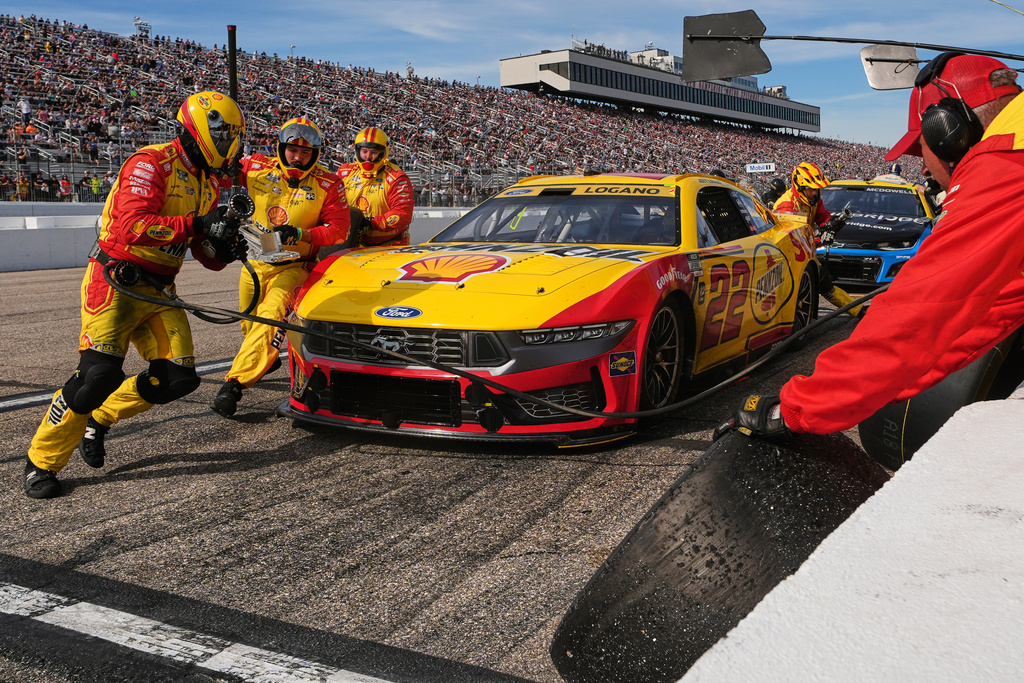 The crew of Joey Logano changes tires during a pit stop during a NASCAR Cup Series race at New Hampshire Motor Speedway, Sunday, Sept. 21, 2025, in Loudon, N.H. (AP Photo/Charles Krupa)