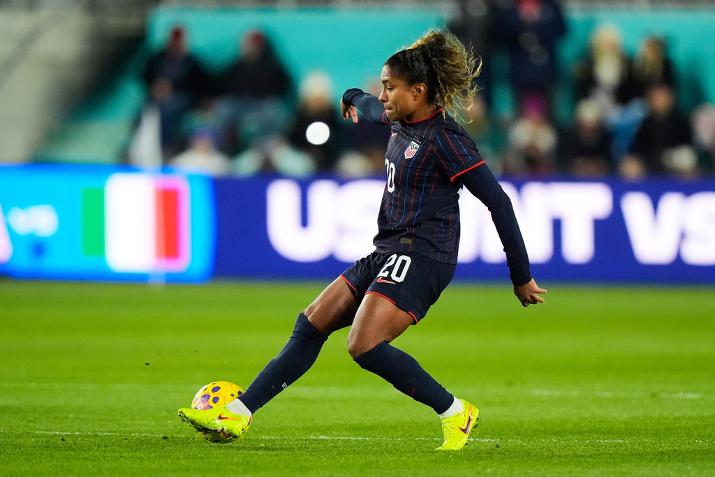 United States forward Catarina MacArio kicks the ball during the first half of a women's international friendly soccer match against New Zealand, Wednesday, Oct. 29, 2025, in Kansas City, Mo. (AP Photo/Charlie Riedel)