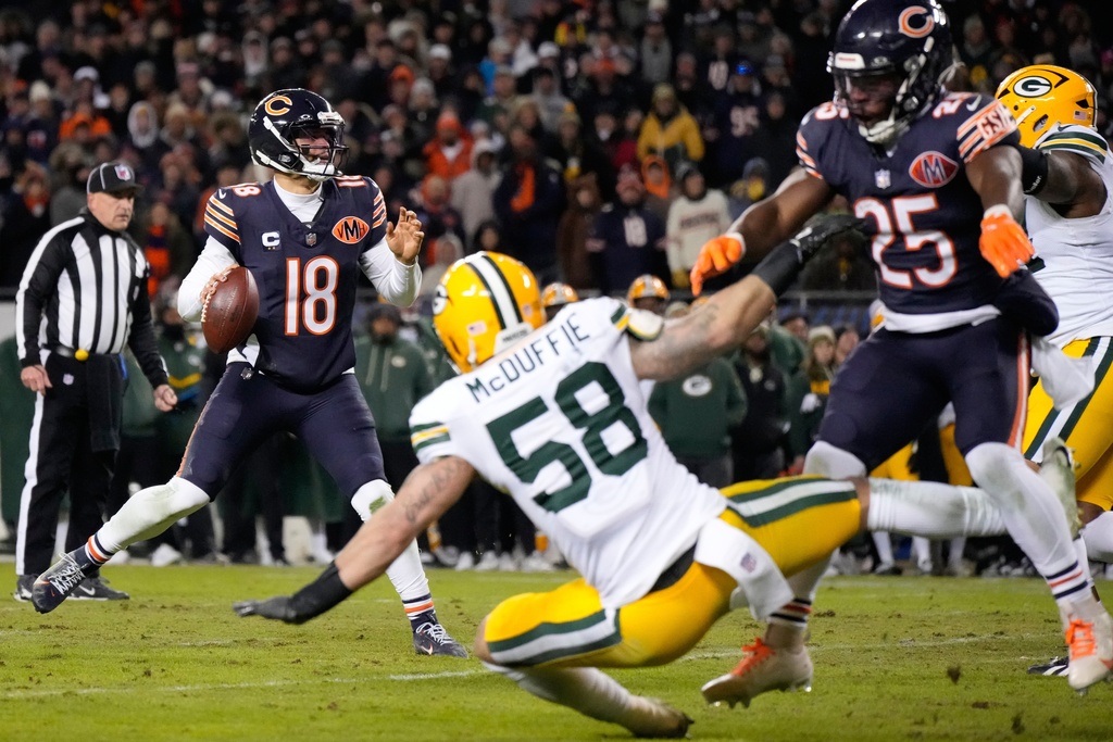 Chicago Bears' Caleb Williams looks to throw during the second half of an NFL wild-card playoff football game against the Green Bay Packers Saturday, Jan. 10, 2026, in Chicago. (AP Photo/Nam Huh)