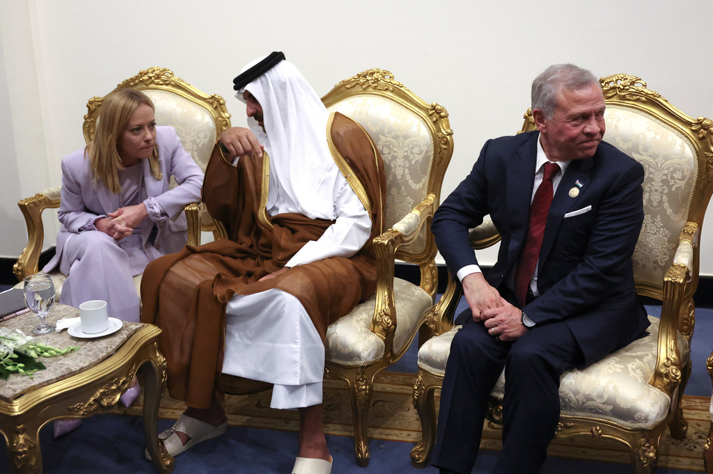 From left, Italy's Prime Minister Giorgia Meloni, Emir of Qatar Sheikh Tamim ibn Hamad Al Thani and Jordan's King Abdullah meet before attending a world leaders' summit on ending the Gaza war, in Sharm el-Sheikh, Egypt, Monday, Oct. 13, 2025. (Suzanne Plunkett, Pool Photo via AP)