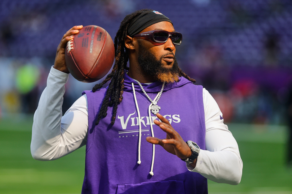 Minnesota Vikings running back Aaron Jones Sr. wamrs up before an NFL preseason football game against the Baltimore Ravens, Saturday, Aug. 22, 2026, in Minneapolis. (AP Photo/Bruce Kluckhohn)