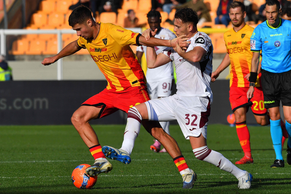 Lecce's Medon Berisha, left, and Torino's Kristjan Asllani in action during the Serie A soccer match between US Lecce and Torino 1906 FC in Lecce, Italy, Sunday Nov. 30, 2025. (Giovanni Evangelista/LaPresse via AP)