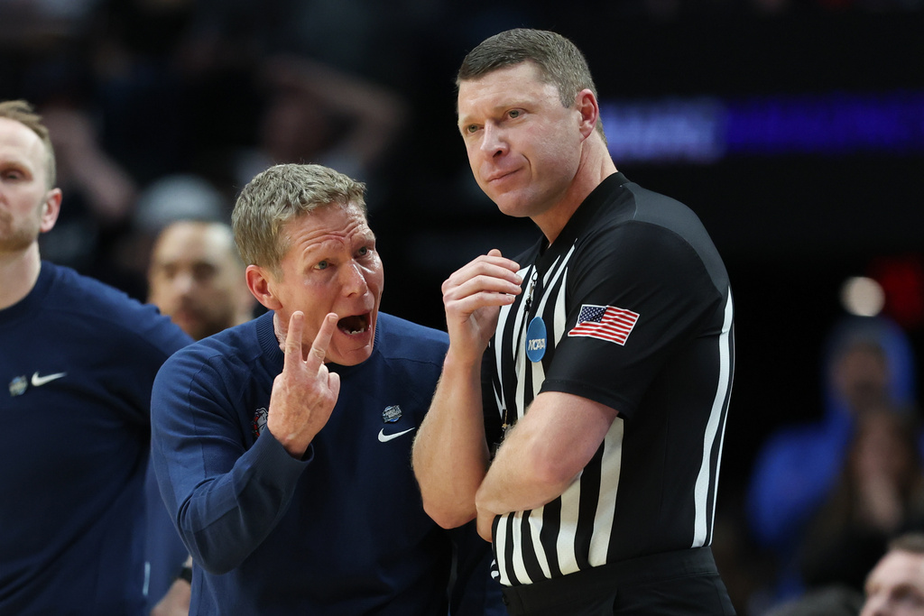 Gonzaga head coach Mark Few, left, reacts after a call during the second half in the first round of the NCAA college basketball tournament against Kennesaw State, Thursday, March 19, 2026, in Portland, Ore. (AP Photo/Amanda Loman)