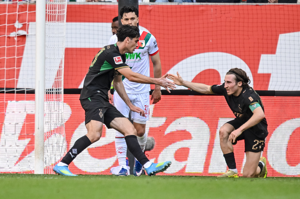 Moenchengladbach's Gio Reyna and Rocco Reitz high-five after the Reyna made a goal during a German Bundesliga soccer match between Borussia Moenchengladbach and FC Augsburg on Saturday, May 9, 2026, in Augsburg, Germany. (Harry Langer/dpa via AP)