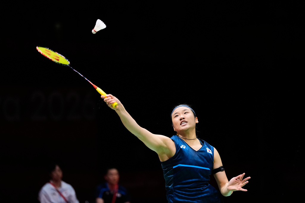 South Korea's An Se-young Japan's plays a return against Japan's Akane Yamaguchi during their women's singles badminton final match at the Asian Games in Ichinomiya, Japan, Tuesday, Sept. 29, 2026. (AP Photo/Dita Alangkara)