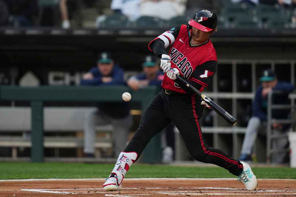 Chicago White Sox's Munetaka Murakami hits a home run during the first inning of a baseball game against the Seattle Mariners, Friday, May 8, 2026, in Chicago. (AP Photo/Erin Hooley)