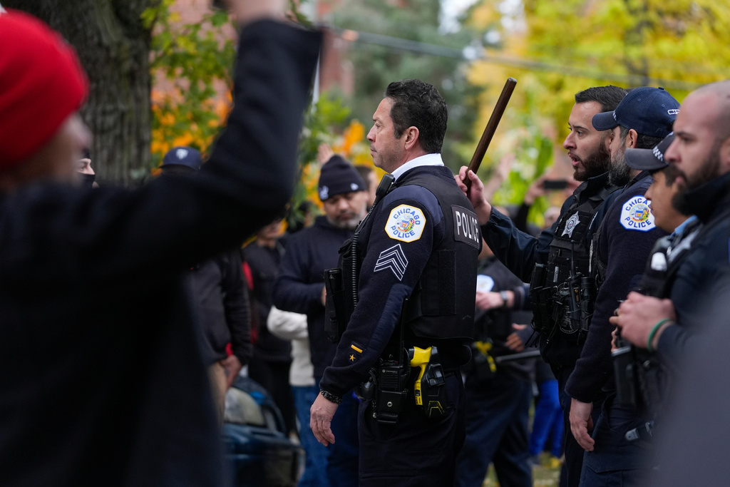 People protesting the actions of federal immigration agents in Little Village clash with Chicago police officers Saturday, Nov. 8, 2025, in Chicago. (AP Photo/Erin Hooley)