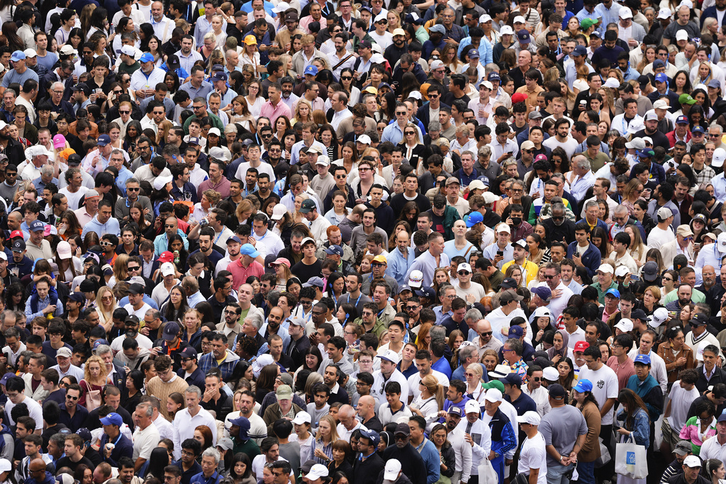 Tennis fans line up to get into Arthur Ashe Stadium to watch Jannik Sinner, of Italy, and Carlos Alcaraz, of Spain, play in the men's singles final of the U.S. Open tennis championships, Sunday, Sept. 7, 2025, in New York. (AP Photo/Yuki Iwamura)