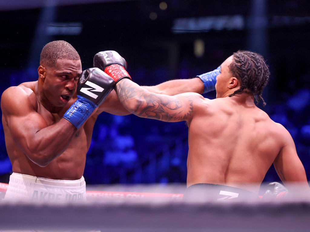 Raphael Akpejiori, (L), fights Da'mazion Vanhouter in their heavyweight fight Saturday, Sept. 12, 2026, in Las Vegas. (AP Photo/Ian Maule)