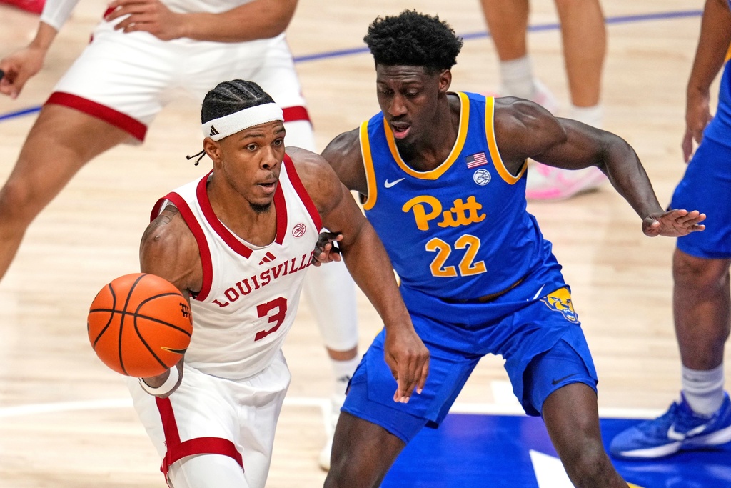 Louisville guard Ryan Conwell (3) gets off a pass with Pittsburgh guard Barry Dunning Jr. (22) defending during the first half of an NCAA college basketball game in Pittsburgh, Saturday, Jan. 17, 2026. (AP Photo/Gene J. Puskar)