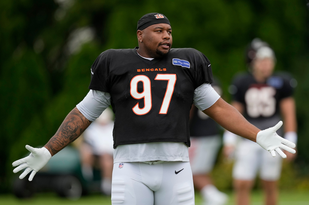 Cincinnati Bengals' Dexter Lawrence II works out during a joint NFL football practice with the Chicago Bears, Thursday, Aug. 20, 2026, in Cincinnati. (AP Photo/Carolyn Kaster)