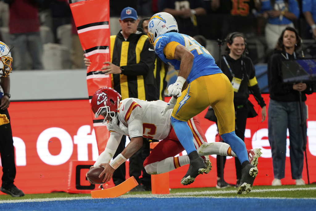 Kansas City Chiefs quarterback Patrick Mahomes scores against the Los Angeles Chargers during the second half of an NFL football game, Friday, Sept. 5, 2025, in Sao Paulo. (AP Photo/Doug Benc)