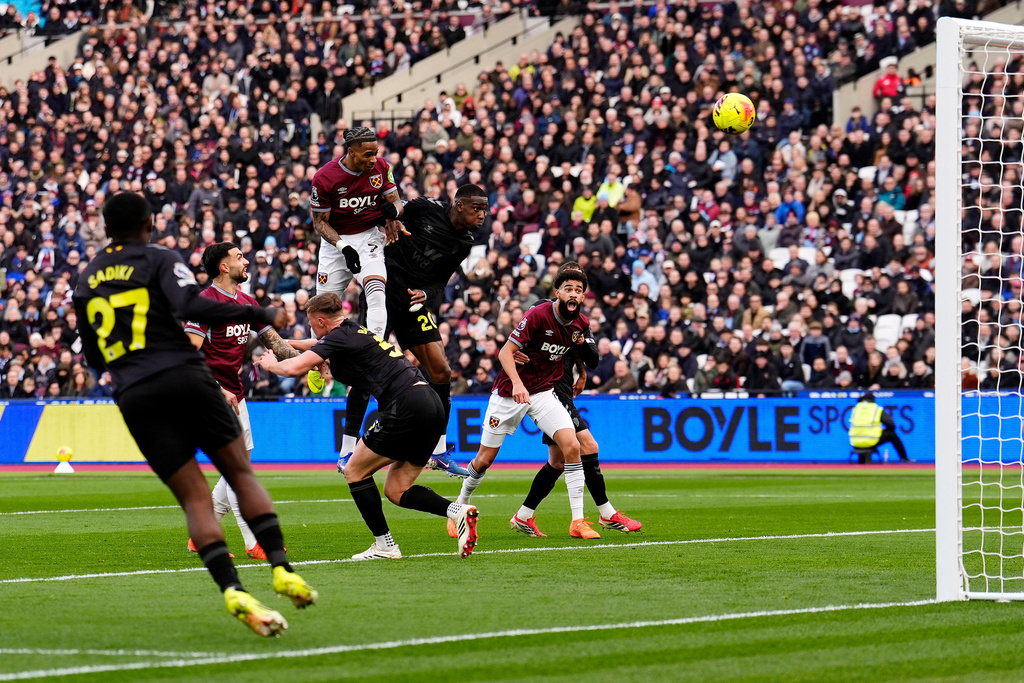 West Ham United's Crysencio Summerville scores his side's first goal, during the English Premier League soccer match between West Ham United and Sunderland in London, Saturday Jan. 24, 2026. ( Jordan Pettitt/PA via AP)